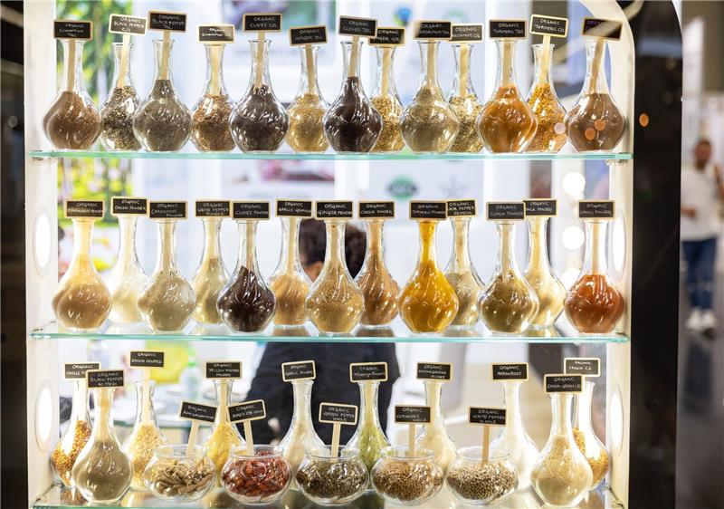 Gewürzbranche ringt um Wege aus der Krise Wie nachhaltig Gewürze produziert worden sind, können Verbraucher hierzulande nur schwer nachvollziehen. Diverse Gewürz-Sorten am Stand eines indischen Unternehmens auf der Messe Biofach in Nürnberg.