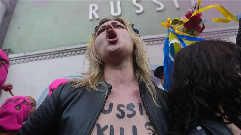 Wie oft so auch in Venedig machte die Gruppe Femen mit freiem Oberkörper Front gegen Russland. 