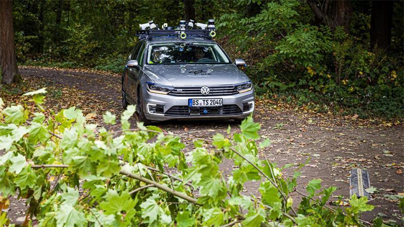 Im Ernstfall spricht die Drohne: „Ich bleibe bei dir“ Wie reagiert das autonom fahrende Auto auf ein plötzliches Hindernis?