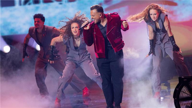 Goldregen und Tränen: Fröhlich feiert späten „DSDS“-Triumph Wie schon 2010: Menowin Fröhlich performt im Finale „Billie Jean“ von Michael Jackson.