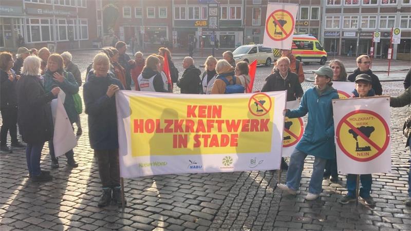 Wie schon im Oktober 2025 (Foto) soll wieder gegen das Holzkraftwerk protestiert werden.