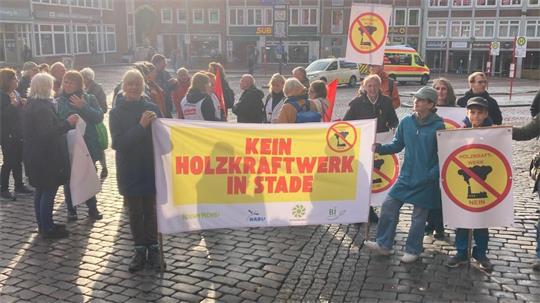 Wie schon im Oktober 2025 (Foto) soll wieder gegen das Holzkraftwerk protestiert werden.