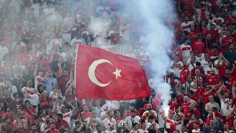 Wie schon in den ersten Gruppenspielen unterstützen viele türkische Fans ihr Nationalteam.