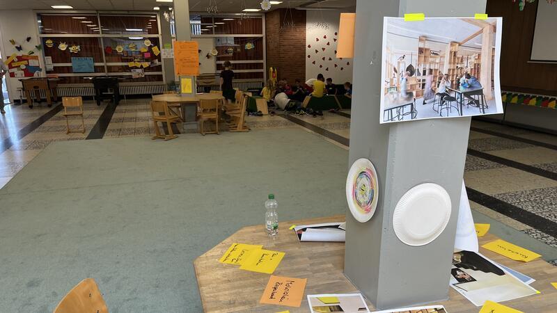 Wie soll die Schule der Zukunft räumlich - auf Grundlage eines pädagogischen Konzepts - gegliedert werden? Eine Idee: Die Aula zum Schulhof öffnen - für eine Mensa.