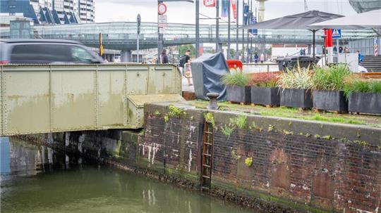 Wie stabil sind die Kajen des Verbindungskanals? Die Sail-Planer prüfen, ob sie das Risiko eingehen können. Blockierte Schiffe während der Sail durch eingestürzte Kajen wären eine Katastrophe.