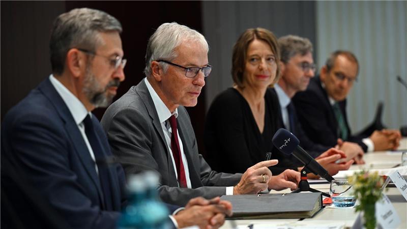 Justiz-Thema: Zweifel an Verfassungstreue bei Referendaren Wie umgehen mit Rechtsreferendaren, bei denen Zweifel an der Verfassungstreue besteht? Unter anderem mit dieser Frage haben sich die Präsidentinnen und Präsidenten der Oberlandesgerichte, des Kammergerichts, des Bayerischen Obersten Landesgerichts und des Bundesgerichtshofs bei ihrer Jahrestagung in Weimar beschäftigt.