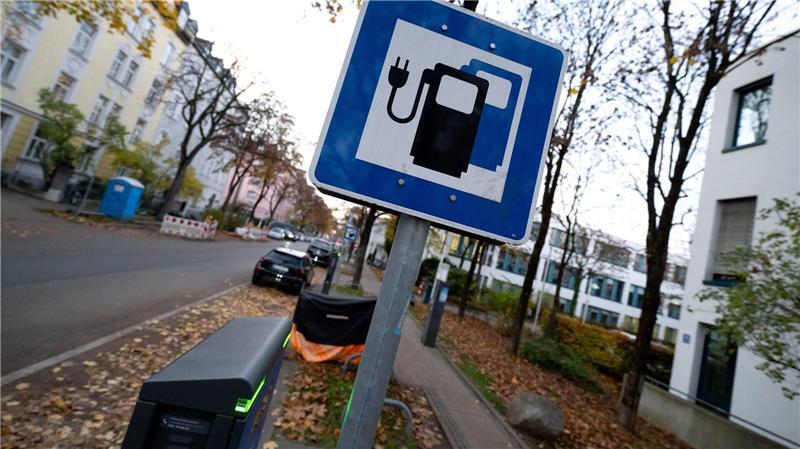 Heilbronner Elektroautos laden am leichtesten öffentlich Wie viele öffentliche Ladepunkte es im Vergleich zum Bestand an E-Autos gibt, schwankt je nach Region stark (Archivbild)