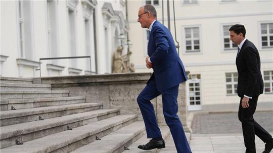 Wie weiter nach dem Bruch der Ampel-Regierung? Unions-Kanzlerkandidat Merz verlangt vom Kanzler schnelle Entscheidungen. 