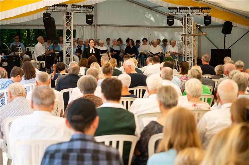 Wiebke Alex, Pastorin aus Toppenstedt, spricht bei einer Andacht auf dem Schützenfest im Nachbarort Garstedt auch über das Unglück. Foto: Jonas Walzberg/dpa
