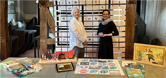 Wiebke Diercks (links) und Simone Freiwald in der Bücherei der Samtgemeinde Hollenstedt, die sich im Küsterhaus bei der Kirche befindet.