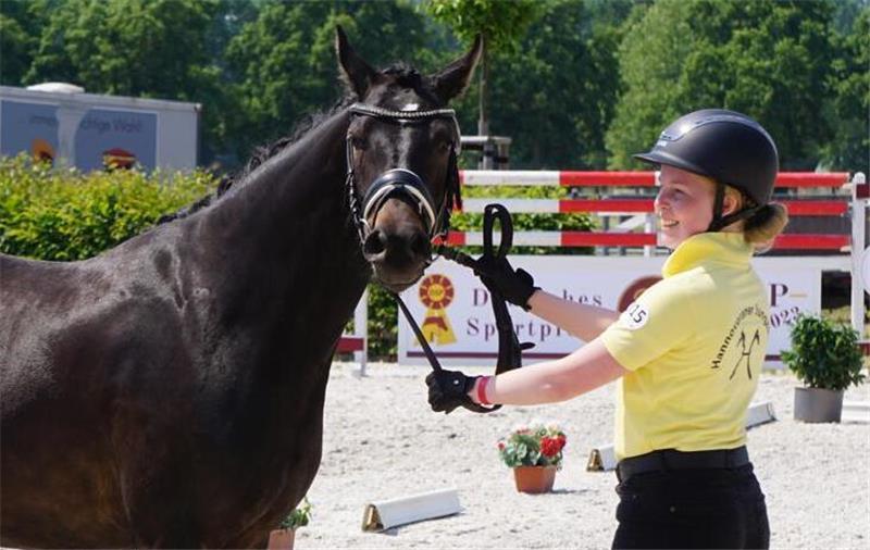 Wiebke Poppe zeigt, wie es geht, hier bei der Deutschen Meisterschaft der Jungzüchter.