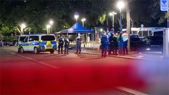 Wieder Schüsse auf Berlins Straßen: Tatort letzte Nacht vor dem Bahnhof Zoologischer Garten, ein Mensch kam ums Leben