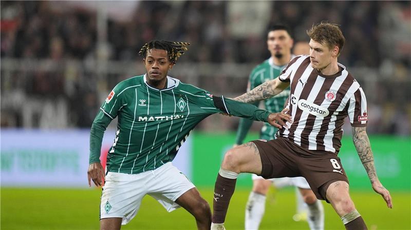 Wieder Vater: Eric Smith vom FC St. Pauli (r).