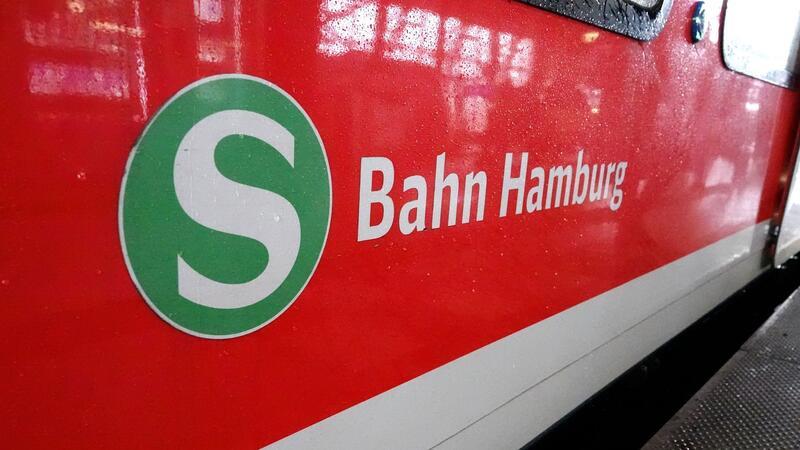Eine S-Bahn der S-Bahn Hamburg steht in einem Bahnhof.