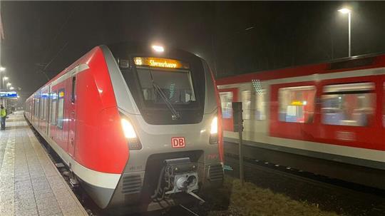 Eine S-Bahn fährt durch den Hauptbahnhof Hannover