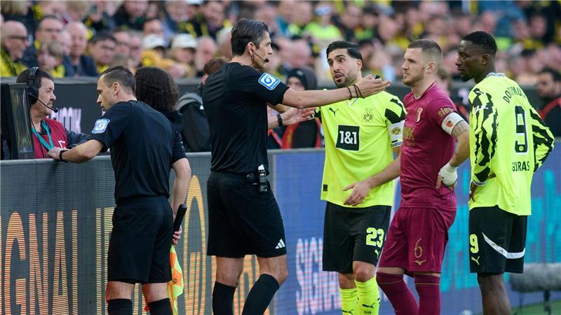 Vor Champions-League-Gipfel: Bayern und Bayer verlieren Wieder ein Rückschlag: Der BVB um Kapitän Emre Can (M) verliert gegen Augsburg.