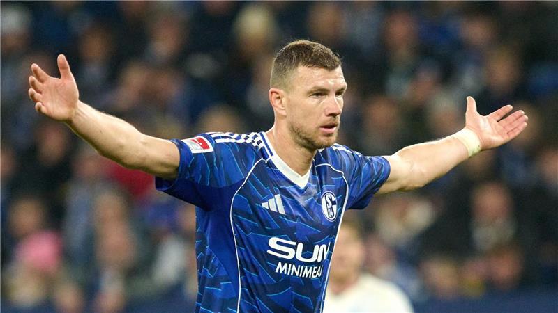 Wieder ein Tor, wieder eine Vorlage: Schalkes Neuzugang Edin Dzeko kommt nach fünf Spielen schon auf vier Treffer und drei Assists.