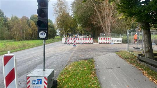 Wieder eine Baustelle in der Straße Westmoor: Die Stadtwerke Buxtehude verlegen die Trinkwasser-Leitung für das Neubaugebiet Orchideenquartier.