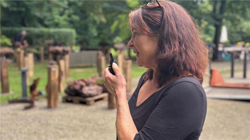 Wieder eine Frage an Ulla Hiltafski. Wo soll der nächste Aussteller hin? Das Funkgerät hilft.