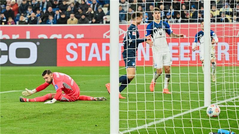 „Tage wie diese“: HSV schwächelt auswärts trotz vieler Fans Wieder einmal geschlagen: HSV-Keeper Daniel Heuer Fernandes bei Fisnik Asllanis Tor zum 0:4.