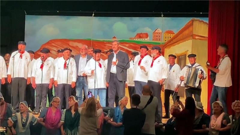 Söder singt Seemannslied auf Helgoland – mit Solo Wieder gibt Söder „Sie hieß Mary-Ann“ zum Besten.
