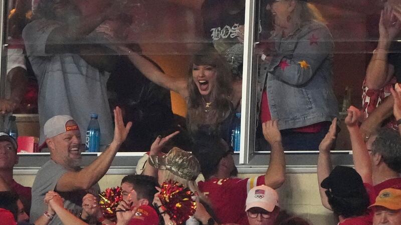 Wieder im Stadion der Kansas City Chiefs: Taylor Swift bejubelt einen Touchdown beim Saisonstart der NFL.