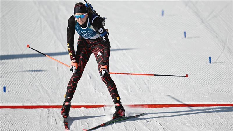 Wieder keine Medaille: Franziska Preuß läuft in der Verfolgung ins Ziel.