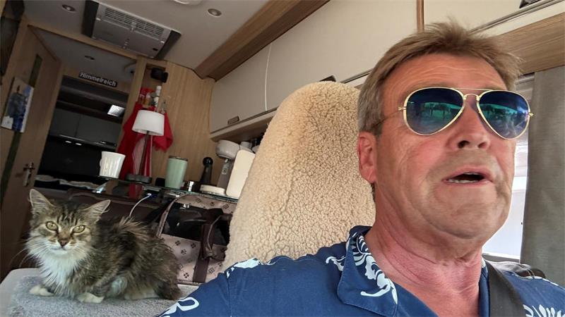 Wieder vereint: Christoph Leddin und seine Katze Rosalie fahren im Wohnmobil aus Spanien zurück nach Deutschland.