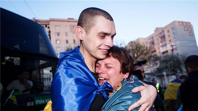 Wieder vereint: Ihor Lohvynchuk, ein ukrainischer Marinesoldat der 36. Brigade, umarmt seine Mutter Natalia Lohvynchuk, nachdem er im Rahmen eines Gefangenenaustauschs in der Ukraine aus der Gefangenschaft zurückgekehrt ist.
