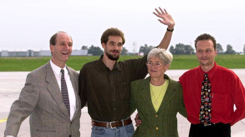 Lebenslange Haft für Entführer der Familie Wallert Wieder vereint: Marc Wallert (2.v.l.) stellt sich im September 2000 auf dem Flughafen von Hannover zusammen mit seinen Eltern Renate und Werner und seinem Bruder Dirk (r) zu einem Gruppenfoto auf. (Archivbild)