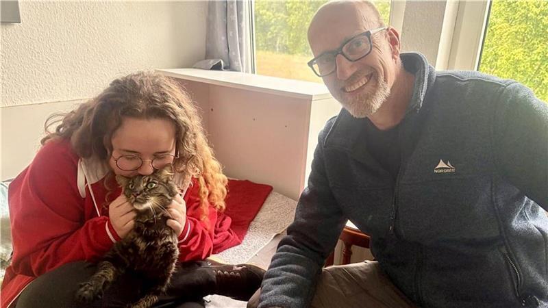 An A1-Raststätte ausgebüxt: Wie Kater Cupcake wieder nach Hause kam Wieder vereint: Nach knapp einer Woche ist Kater Cupcake endlich wieder in den Armen seines holländischen Frauchens.