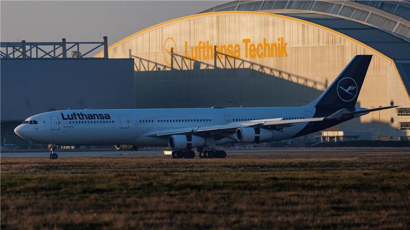 Wieder zu Hause: Der erste Evakuierungsflieger auf dem Frankfurter Airport.