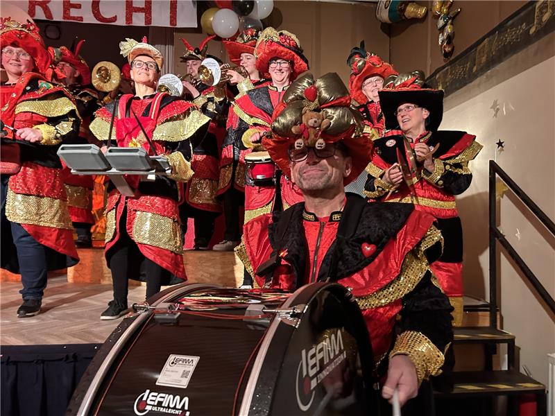 Faschingsclub Oldendorf ist zurück auf der Bühne Wieder zurück und jetzt erst recht: Der Faschingsclub Oldendorf lässt es zum Karneval wieder krachen. Foto: Klempow