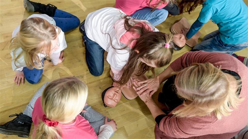 Angst vor Fehlern bei Wiederbelebung - Was helfen kann Wiederbelebungsunterricht könnte in den Lehrplänen verankert werden. (Archivbild)