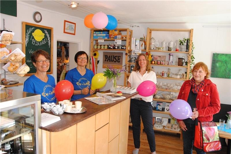 Wiedereröffnung mit Luftballons: (von links) Annette Bisping, Almut Nolte, Simone Schulte und Susanne Frost freuen sich über das frisch renovierte Lädchen des Vereins Hilfe und Halt in der Stader Innenstadt. Foto: Stief