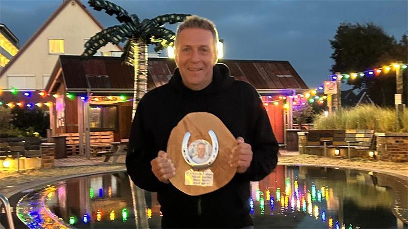 Wiedergewählt: Bürgermeister Timo Gerke hält sein Wahlkampf-Glücksbringer in Händen.