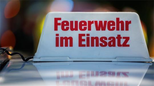 Wiederholt muss die Feuerwehr im Norden am Sonntag zu Flächenbränden ausrücken. (Symbolbild)