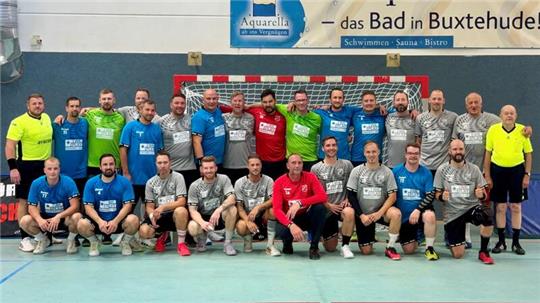 Wiedersehen beim Vereinsjubiläum: Die Legenden des SV Beckdorf spielten einst erfolgreich in der Ober- und der Regionalliga.