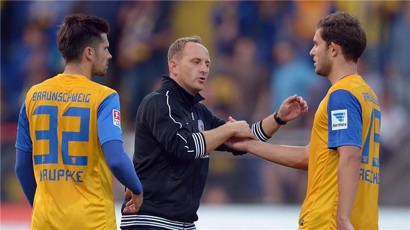 Wiedersehen in Braunschweig: Ex-Coach Torsten Lieberknecht (M) trainiert jetzt den nächsten Gegner 1. FC Kaiserslautern. Dennis Kruppke (l) und Ken Reichel (r) sind jetzt Sportkoordinator und Vizepräsident in Braunschweig.