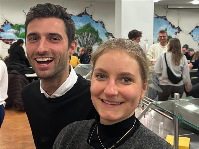 Wiedersehen macht Freude: Jan-Paul Schwarz (Abiturjahrgang 2015) mit Nina Schacht (Abiturjahrgang 2016).