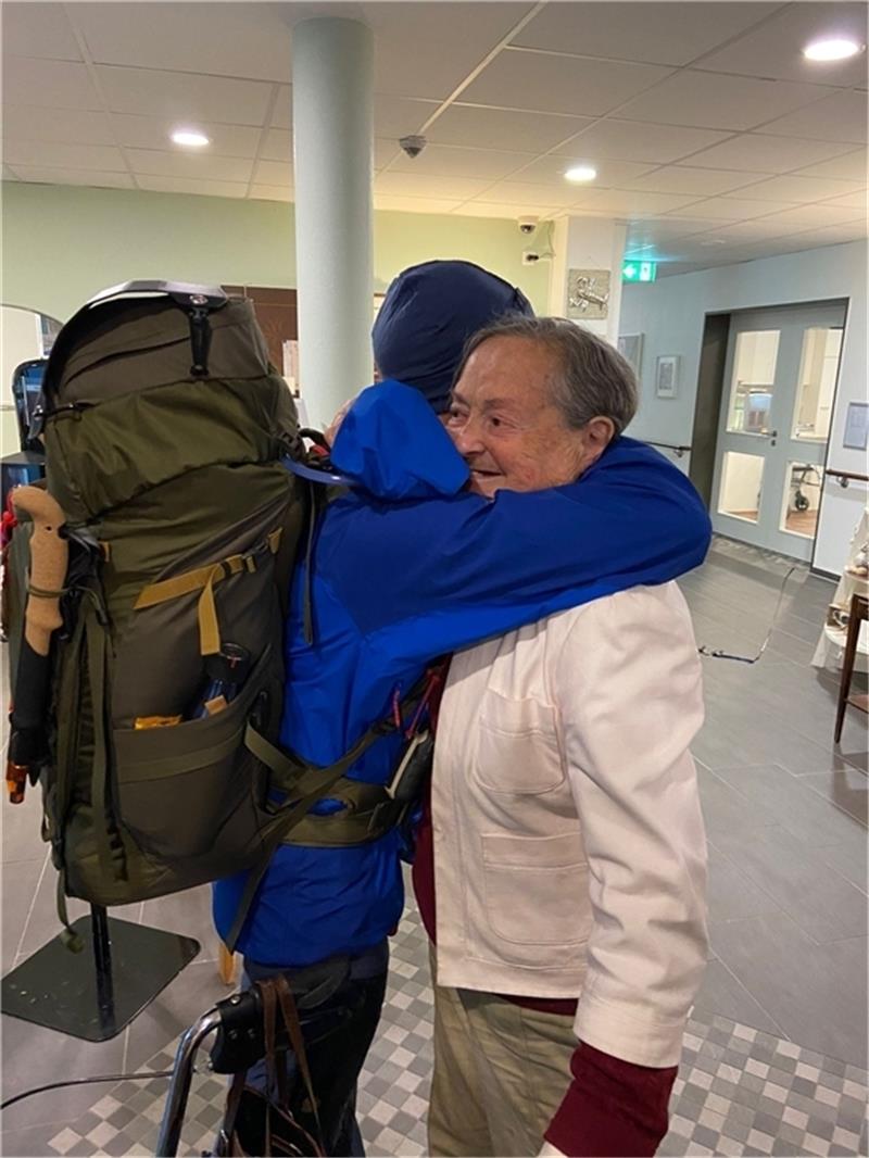 Horst war dann mal weg: Ex-Airbus-Manager pilgert tausende Kilometer zu Fuß Wiedersehen mit Mutter Melitta , zu deren 89. Geburtstag Horst Bargsten „nach Hause“ kommt.