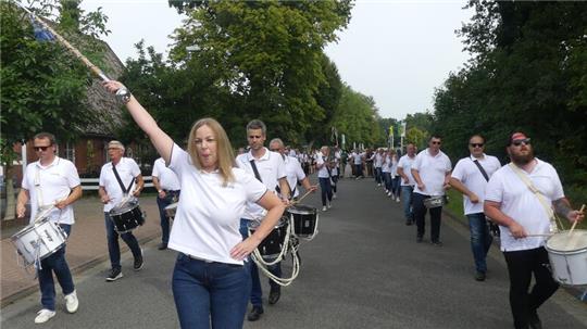 Wiedervereinigung des Spielmannszuges der Oldendorfer Schützengilde. Energisch hebt Tambourmajorin Susanne Tiedemann den Taktstock.