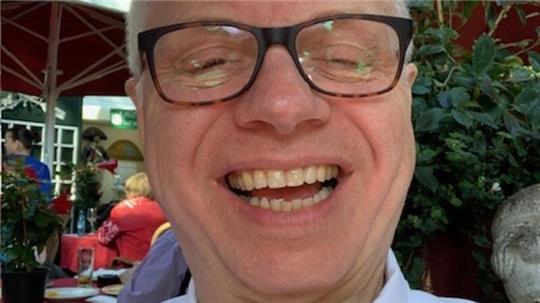 Wiener Kaffeehaus-Programm: Der Pianist Peter Heller spielt im Bistro-Café.