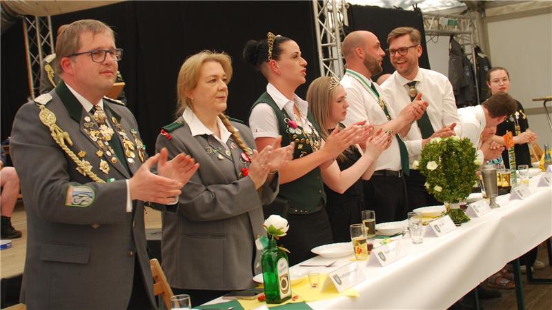 Wiepenkathens Ortsbürgermeister Hendrik Deede, Stades Vize-Bürgermeisterin Melanie Reinecke, Wiepenkathens Beste Dame Jessica Seidenberg sowie Königspaar Jessica und Sebastian Klabunde mit Adjutanten.