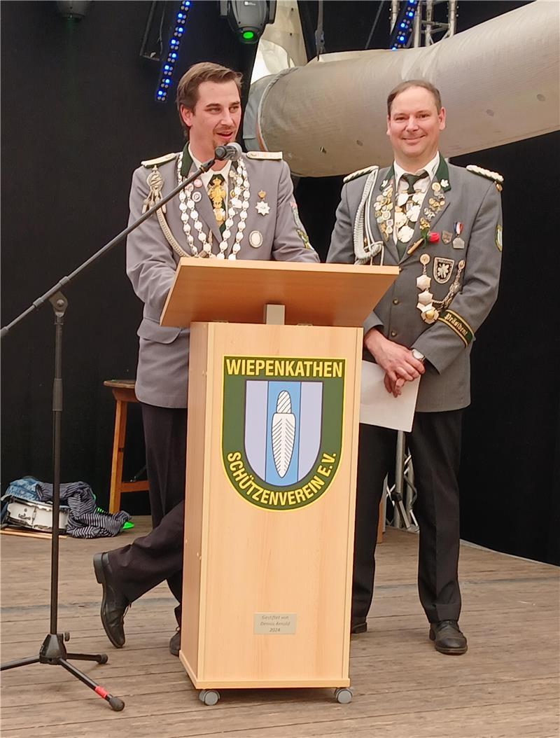 Wiepenkathens Präsident Dennis Arnold (rechts) mit Sebastian Läufer, der das Amt des Stadtschützenkönigs Stade an seinen Vereinsbruder weitergab.