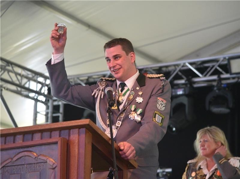 Wiepenkathens Schützenkönig Sebastian Läufer begrüßt die Gäste und hebt das Glas zur ersten Runde. Weitere werden folgen.
