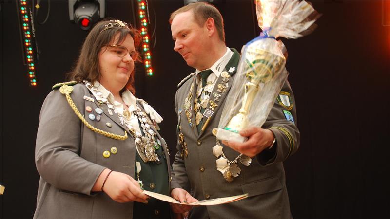 Wiepenkathens Schützenpräsident Dennis Arnold überreichte Nina Reinboth den Pokal als neue Stadtschützenkönigin von Stade.