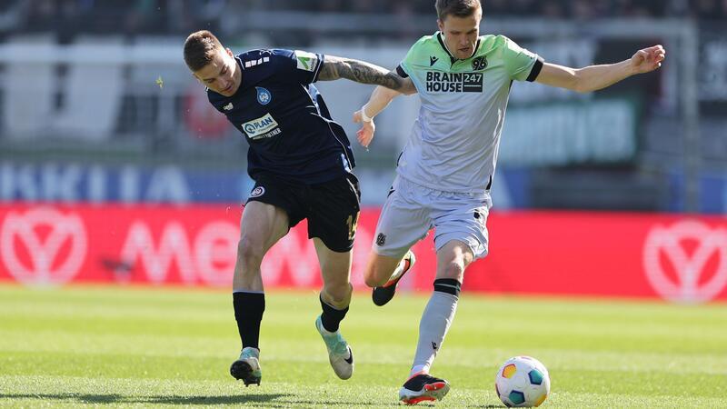 Wiesbadens Franko Kovacevic (l) und Hannovers Fabian Kunze (r) im Zweikampf.