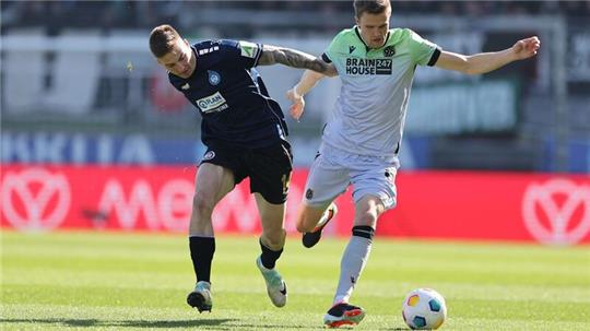 Wiesbadens Franko Kovacevic (l) und Hannovers Fabian Kunze (r) im Zweikampf.