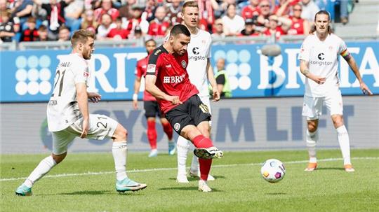 Wiesbadens Ivan Prtajin kommt gegen St. Paulis Lars Ritzka zum Schuss.